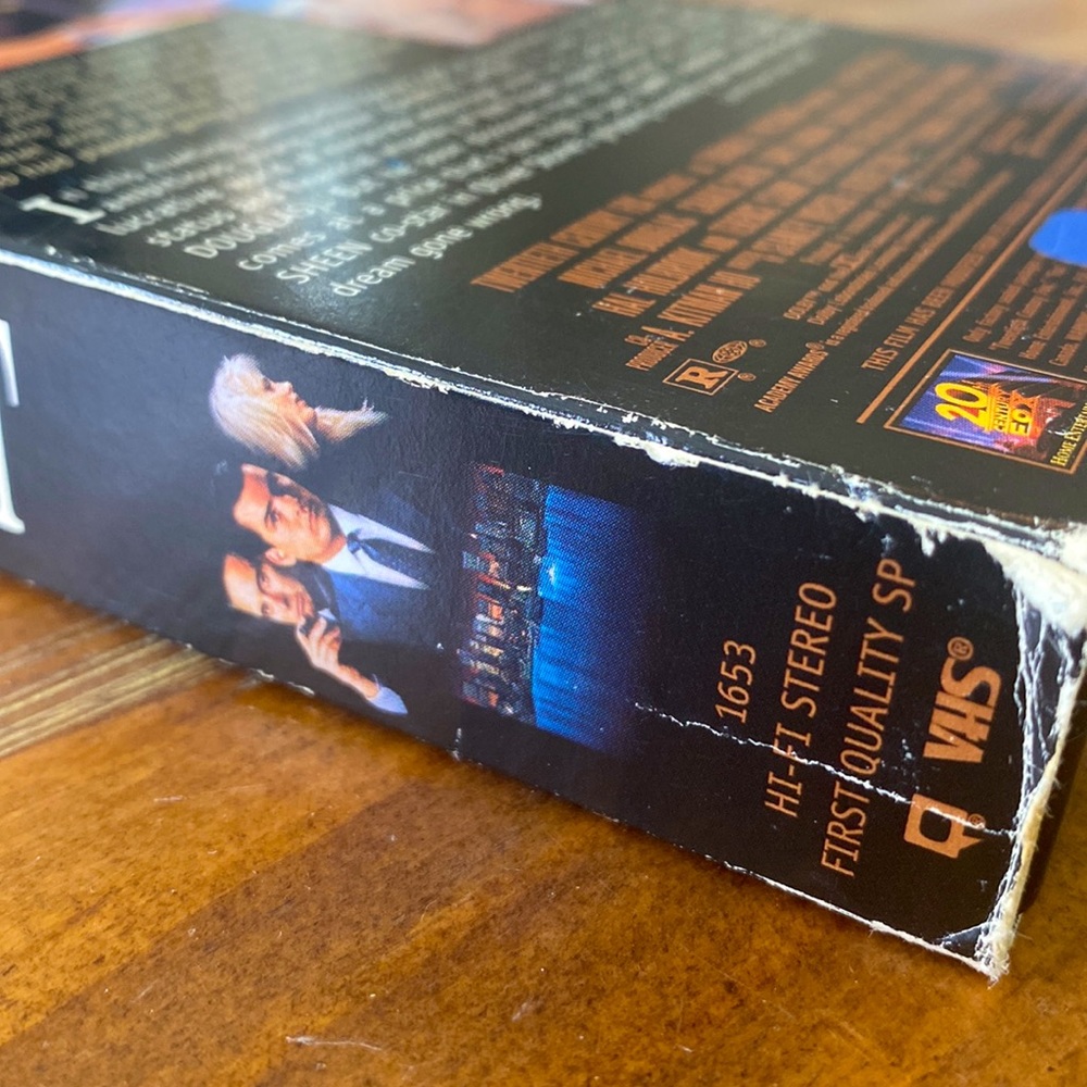 Wall Street Charlie Sheen Michael Douglas 1987 VHS - Picture 3 of 4